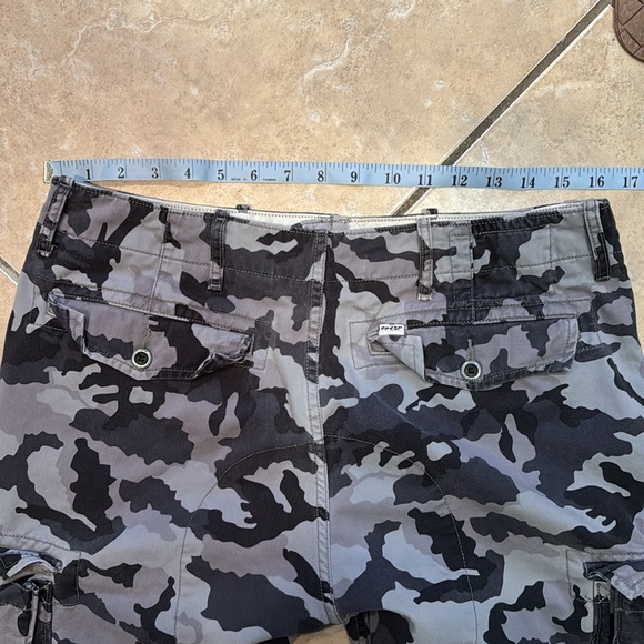 Men’s Levi’s camouflaged cargo pants - Picture 7 of 7